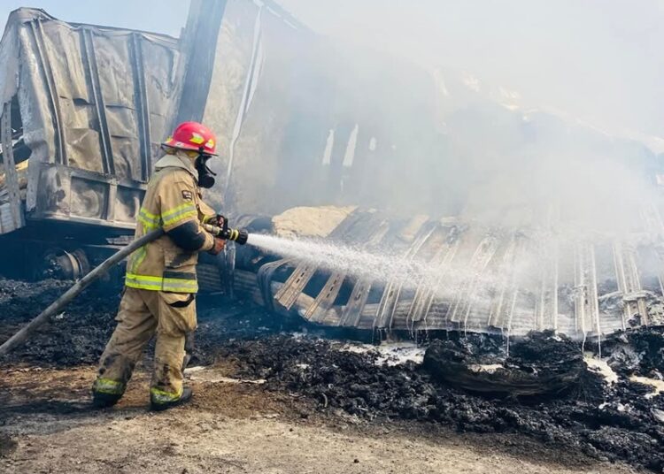 ¡Incendio en carretera causa accidente múltiple!