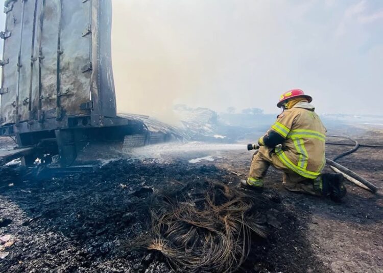¡Incendio en carretera causa accidente múltiple!