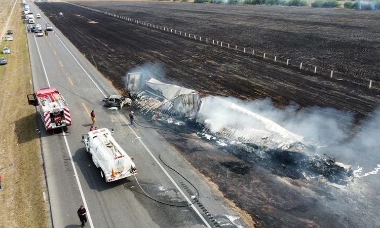¡Incendio en carretera causa accidente múltiple!