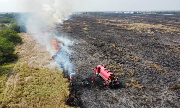 ¡Incendio en carretera causa accidente múltiple!