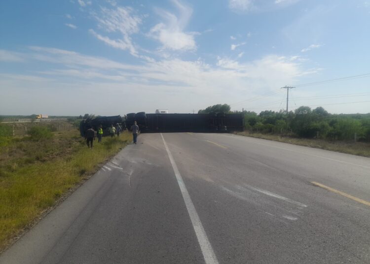 Se voltea trailer en la Monterrey-Nuevo Laredo