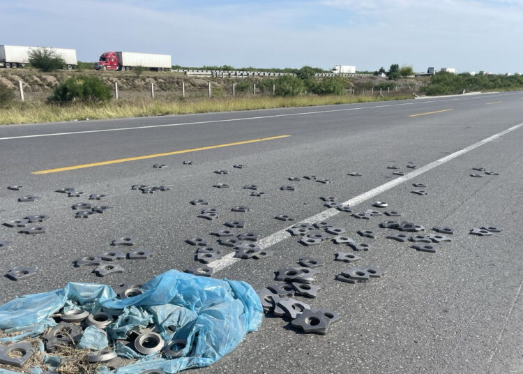 Se voltea trailer en la Monterrey-Nuevo Laredo