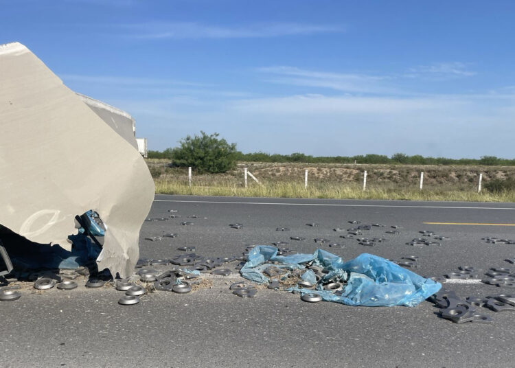 Se voltea trailer en la Monterrey-Nuevo Laredo