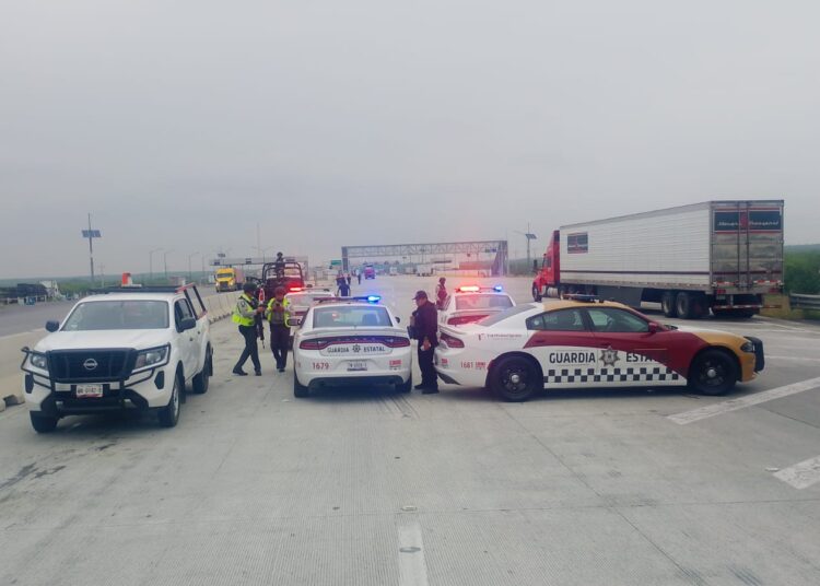 Dos tráileres se impactan en la Monterrey-Nuevo Laredo: un fallecido