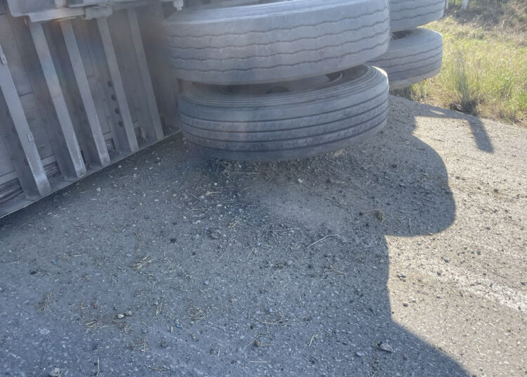 Se voltea trailer en la Monterrey-Nuevo Laredo