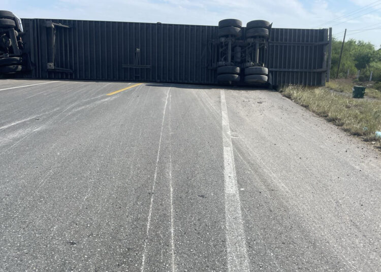 Se voltea trailer en la Monterrey-Nuevo Laredo