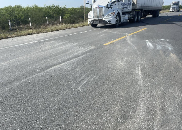 Se voltea trailer en la Monterrey-Nuevo Laredo