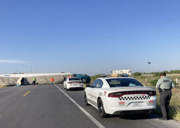 Se voltea trailer en la Monterrey-Nuevo Laredo