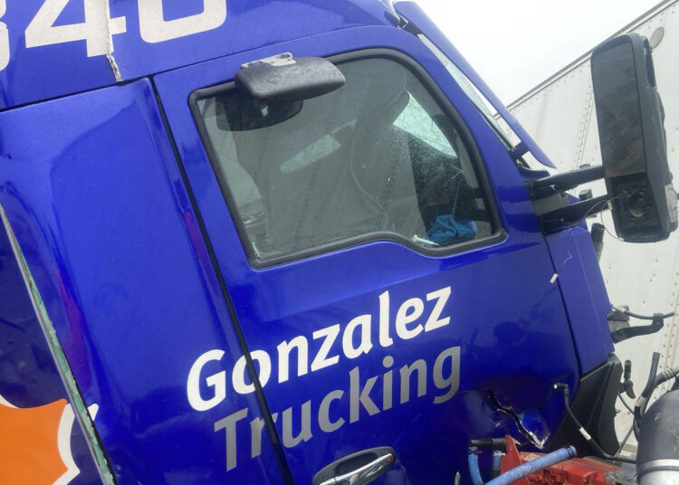 Dos tráileres se impactan en la Monterrey-Nuevo Laredo: un fallecido