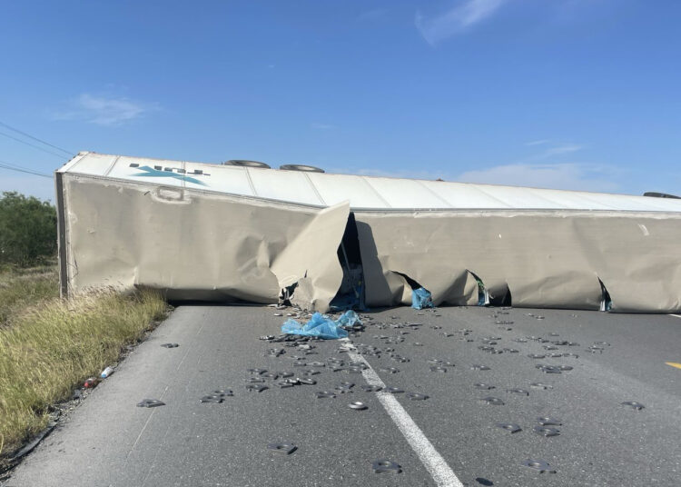 Se voltea trailer en la Monterrey-Nuevo Laredo
