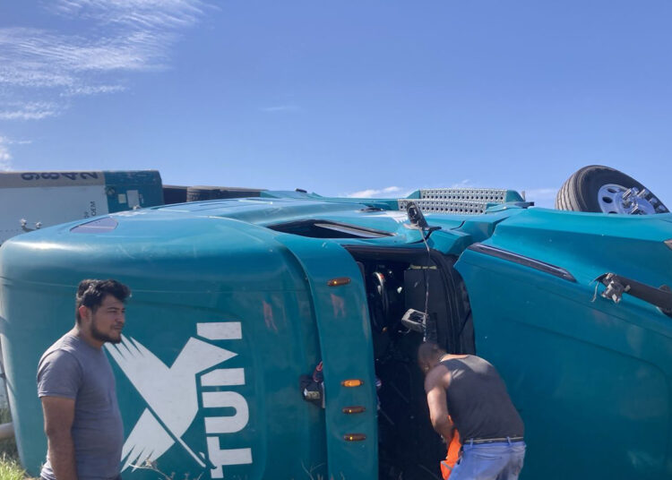 Se voltea trailer en la Monterrey-Nuevo Laredo