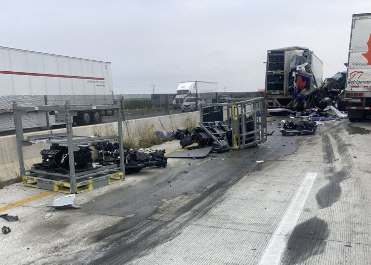 Dos tráileres se impactan en la Monterrey-Nuevo Laredo: un fallecido