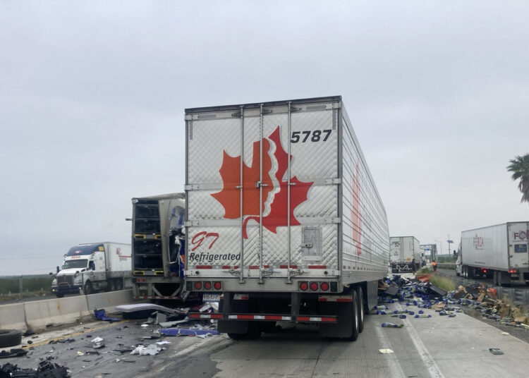 Dos tráileres se impactan en la Monterrey-Nuevo Laredo: un fallecido