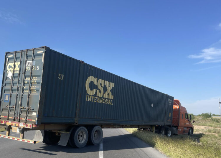 Se voltea trailer en la Monterrey-Nuevo Laredo