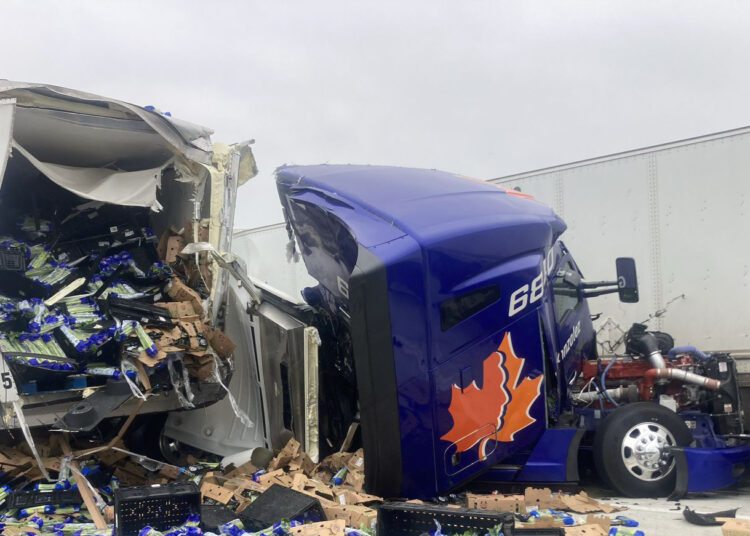 Dos tráileres se impactan en la Monterrey-Nuevo Laredo: un fallecido