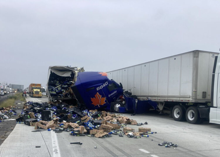 Dos tráileres se impactan en la Monterrey-Nuevo Laredo: un fallecido