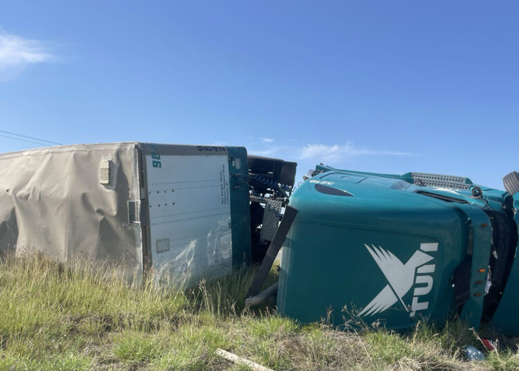 Se voltea trailer en la Monterrey-Nuevo Laredo