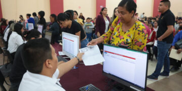 Iniciará este martes la entrega de tarjetas de becas municipales