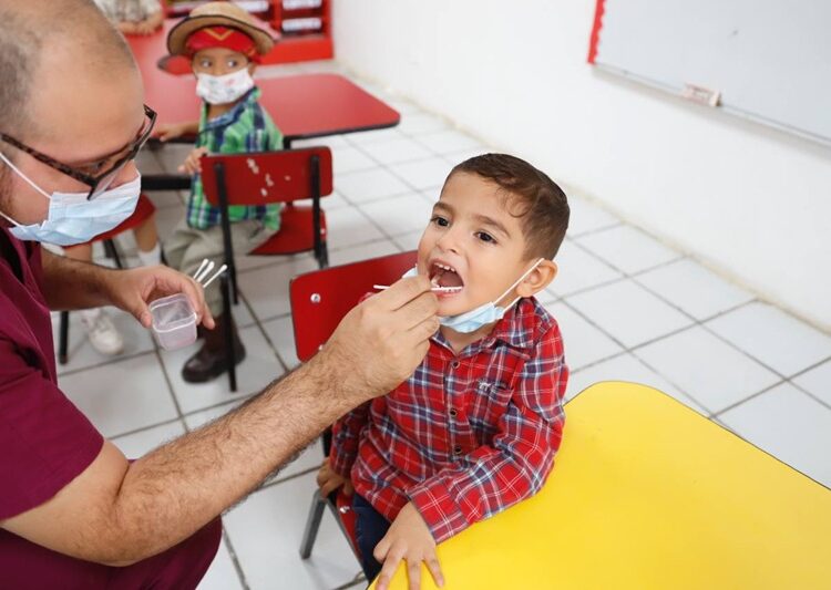 Niñas y niños recibirán atención médica y dental gratuita en Clínicas UNE