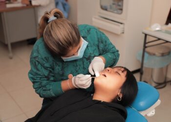 Niñas y niños recibirán atención médica y dental gratuita en Clínicas UNE