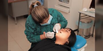 Niñas y niños recibirán atención médica y dental gratuita en Clínicas UNE