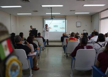 Personal de clínicas UNE se capacita en aplicación de faboterápicos