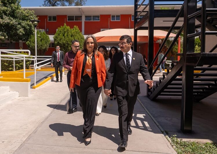 Recibe Isolda Rendón nombramiento de presidenta honoraria de Familia UAT