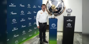 Recibe el rector Dámaso Anaya el Tour del Trofeo de la Liga Premier Mx