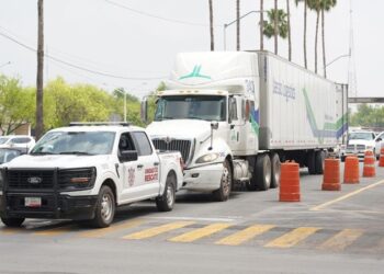 Sale tráiler de NLD con toneladas de ayuda para Reynosa