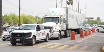 Sale tráiler de NLD con toneladas de ayuda para Reynosa
