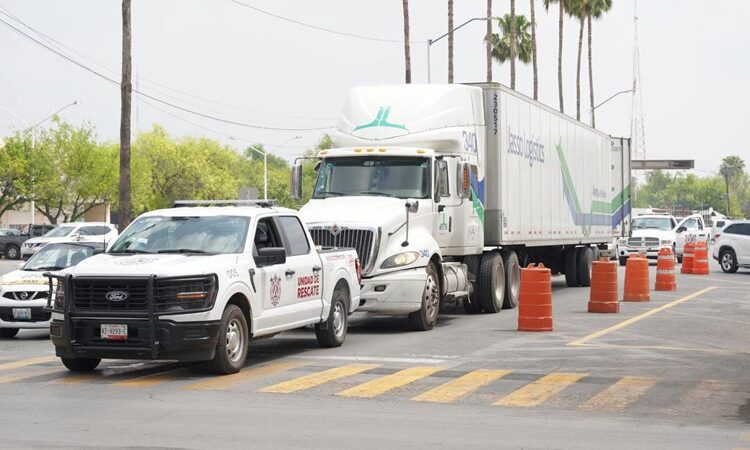 Sale tráiler de NLD con toneladas de ayuda para Reynosa