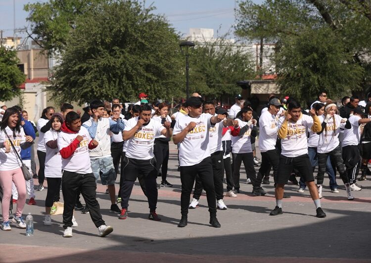 Se suman cientos de neolaredenses a clase nacional de boxeo