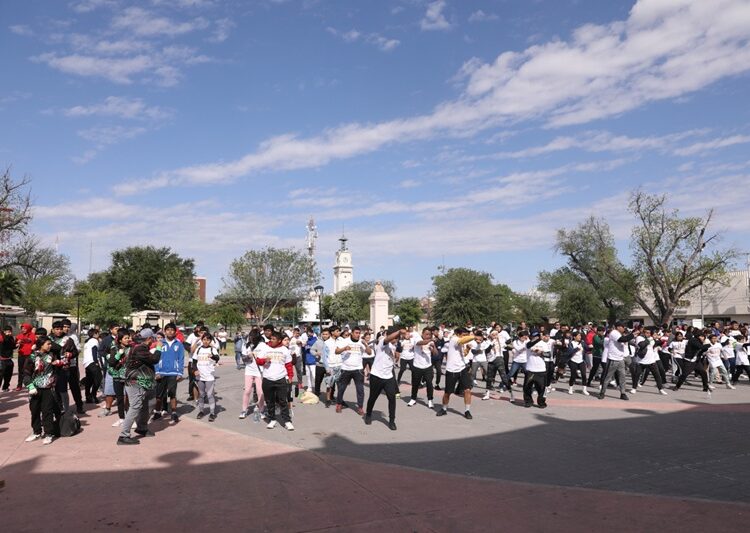 Se suman cientos de neolaredenses a clase nacional de boxeo