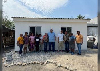 Solidaridad ciudadana y SIAMAR reconstruyen hogar de familia en Victoria