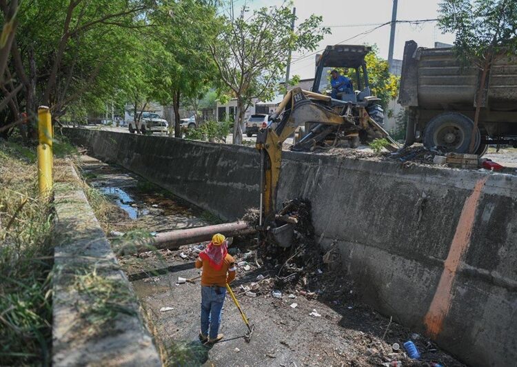 Supervisa alcalde limpieza de dren pluvial