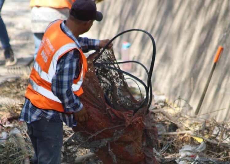 Supervisa alcalde limpieza de dren pluvial