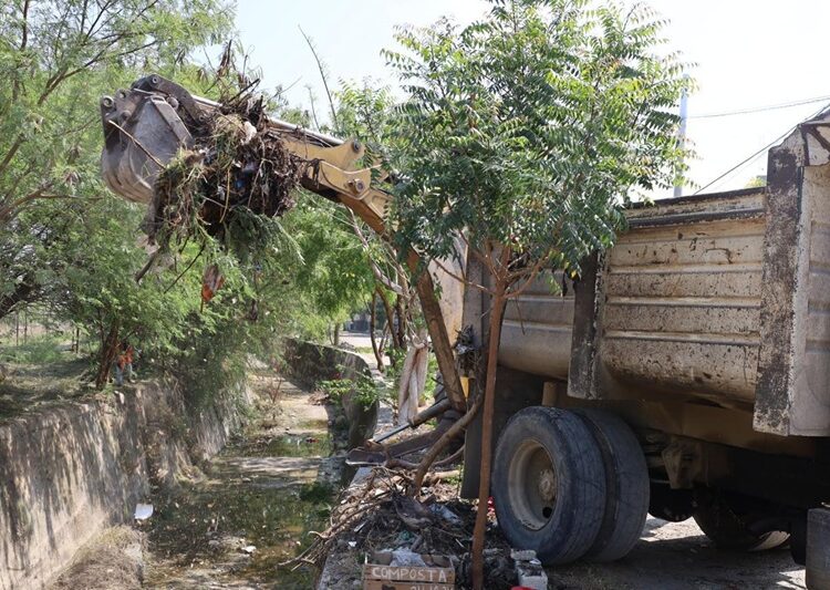 Supervisa alcalde limpieza de dren pluvial