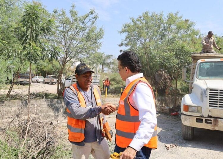 Supervisa alcalde limpieza de dren pluvial