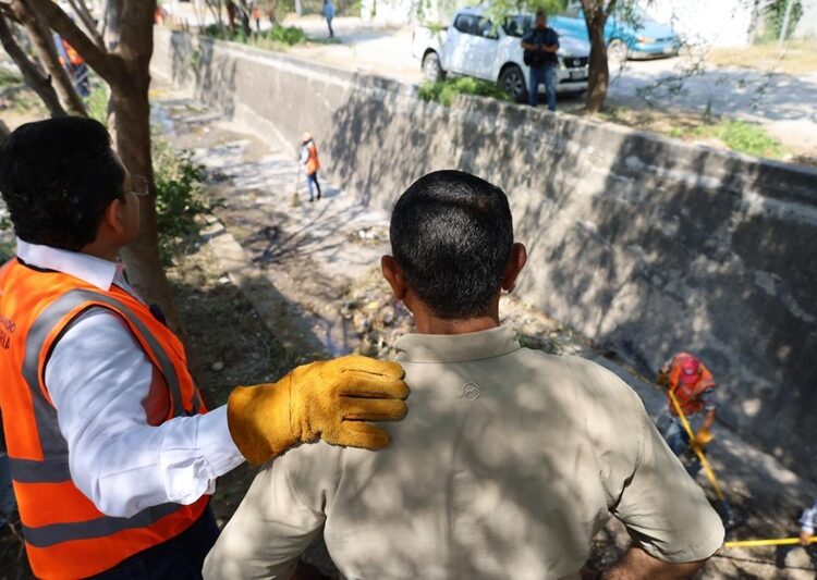Supervisa alcalde limpieza de dren pluvial