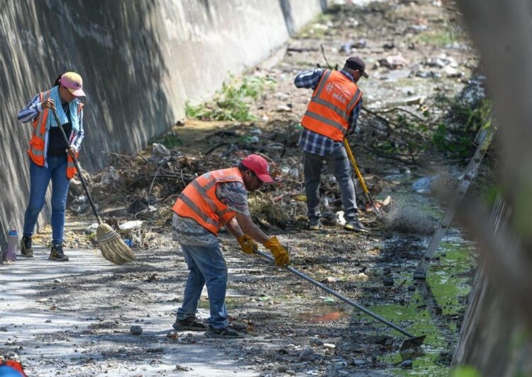 Supervisa alcalde limpieza de dren pluvial