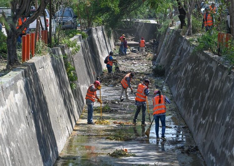 Supervisa alcalde limpieza de dren pluvial