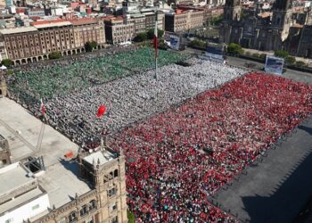 Encabeza Claudia Sheinbaum clase nacional de boxeo en el Zócalo