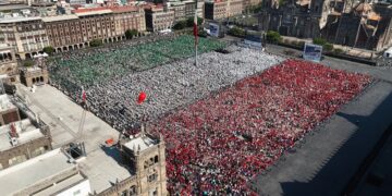 Encabeza Claudia Sheinbaum clase nacional de boxeo en el Zócalo