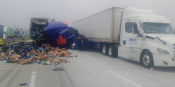 Dos tráileres se impactan en la Monterrey-Nuevo Laredo: un fallecido