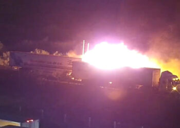 Se incendia trailer en la Monterrey-Nuevo Laredo