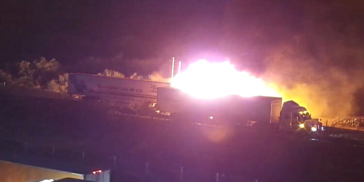 Se incendia trailer en la Monterrey-Nuevo Laredo