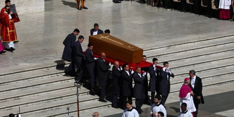 Inició Francisco su último viaje