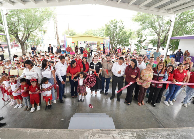 Carmen Lilia entrega obras en escuelas al poniente de NLD