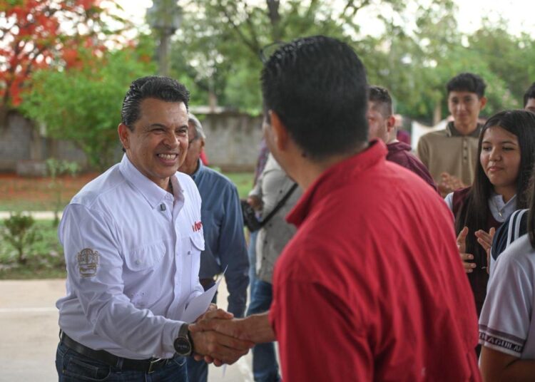 Entrega Lalo Gattás aula a secundaria en La Presa