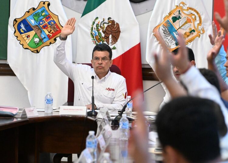 Victoria reconoce acto heroico de bombero